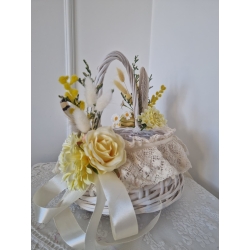 Koszyk wielkanocny na święconkę udekorowany kwiatamii pisankami Wanilia